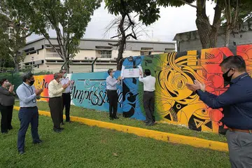LUKISAN DARI HATI: Dr Faishal (dua dari kanan) bersama Presiden Jamiyah Singapura, Dr Hasbi Abu Bakar, melancarkan lukisan Mural di rumah Peralihan Jamiyah di Jalan Pasir Panjang semalam. - Foto BH oleh ALPHONSUS CHERN