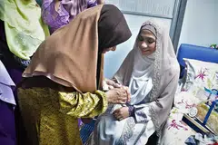 MASIH PERLU BERJAGA-JAGA: Bagi mengawal kesesakan semasa majlisnya, Cik Shahidah (atas) akan mempunyai dua slot masa bagi tetamunya dan mengehadkan jumlah orang kepada hanya 50 orang setiap sesi. Gambar ini diambil semasa majlis pertunangannya pada September tahun lalu. - Foto ihsan SHARIFAH SHAHIDAH ALBAHAR