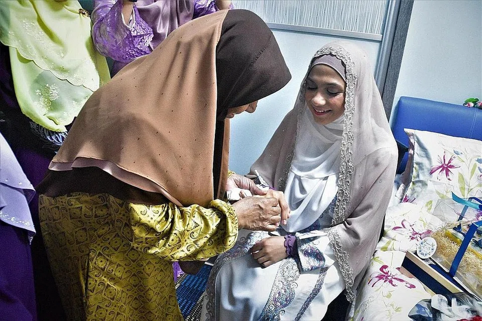 MASIH PERLU BERJAGA-JAGA: Bagi mengawal kesesakan semasa majlisnya, Cik Shahidah (atas) akan mempunyai dua slot masa bagi tetamunya dan mengehadkan jumlah orang kepada hanya 50 orang setiap sesi. Gambar ini diambil semasa majlis pertunangannya pada September tahun lalu. - Foto ihsan SHARIFAH SHAHIDAH ALBAHAR
