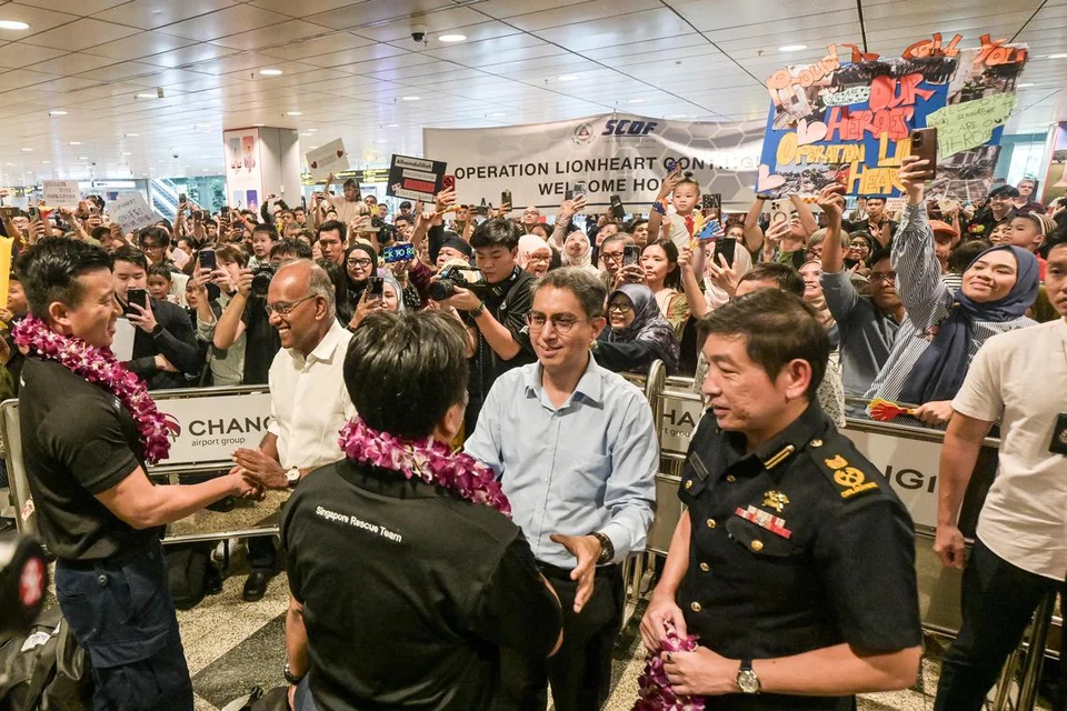 Menteri Ehwal Dalam Negeri merangkap Undang-Undang, Encik K. Shanmugam (dua dari kiri) dan Menteri Negara (Ehwal Dalam Negeri merangkap Pembangunan Negara), Profesor Madya Dr Muhammad Faishal Ibrahim (dua dari kanan), menyambut kepulangan 80 anggota kontinjen Operasi Lionheart di Lapangan Terbang Changi Terminal 3 pada 8 April.