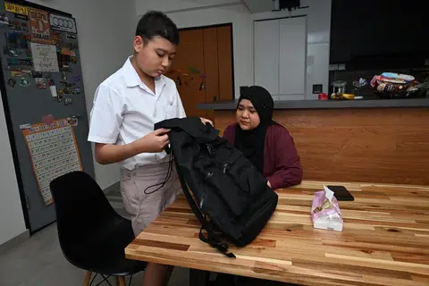 Sejak Januari, Azaan Khan dibantu pihak sekolah dalam mengumpulkan lembaran kerja serta bahan pembelajaran sebagai persiapan sebelum kembali melangkah ke alam sekolah menengah.
