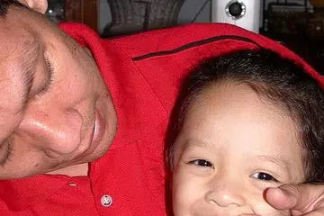 BIMBING ANAK GOSOK GIGI: Ibu bapa perlu menggosokkan gigi anak-anak mereka sehingga usia 6 tahun. Bibir dan pipi anak itu perlu di ketepikan ketika menggosok gigi. - Foto THE KIDS DENTIST