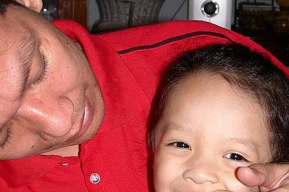 BIMBING ANAK GOSOK GIGI: Ibu bapa perlu menggosokkan gigi anak-anak mereka sehingga usia 6 tahun. Bibir dan pipi anak itu perlu di ketepikan ketika menggosok gigi. - Foto THE KIDS DENTIST