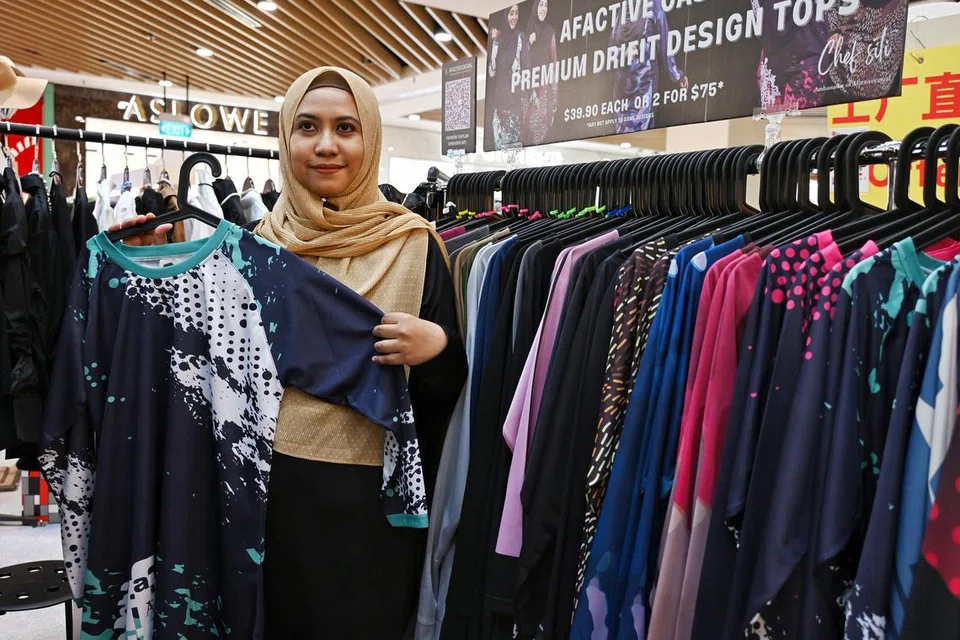 Selain menjual pakaian Afactivecasual menerusi dalam talian, Cik Noorasykin Mokhtar, juga menyewa reruai dalam acara pameran termasuk di gedung beli-belah.