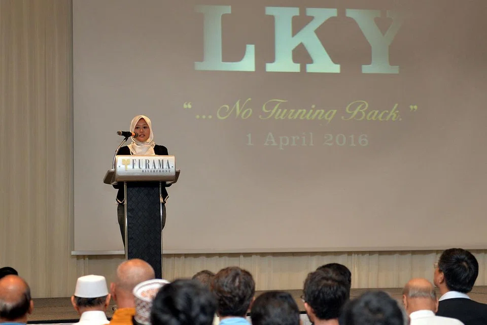 TANGKAS LALUI PERUBAHAN: Cik Rahayu mengimbas sifat mendiang Encik Lee yang tangkas menyesuaikan diri tatkala melalui arus perubahan dalam majlis 'Memperingati Encik Lee Kuan Yew, '... Tidak Berpatah Balik', di Hotel Furama RiverFront semalam. - Foto M.O. SALLEH