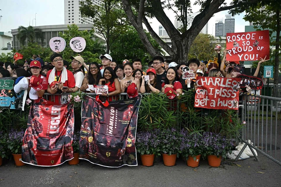 Penyokong Formula Satu (F1) menantikan ketibaan pelumba kegemaran mereka untuk hari pertama Grand Prix Singapura pada 3 Oktober. Acara lumbaan tersebut sekali lagi mendapat sambutan yang hangat. 