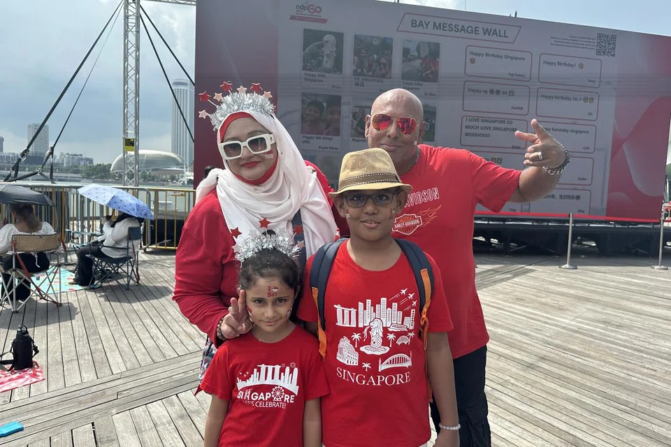 Encik Abdul Salim Kunju Mohamed serta isteri Cik Raizanah Mohd Ramzan sebelum ini hanya menyambut hari kemerdekaan di rumah. Namun pada sambutan SG60, mereka membawa anak-anak Sameer Khan Akhtar dan Muskaan Safiyaah keluar menikmati suasana di Marina Bay Sands.