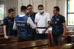 Basnayake Keith Spencer (memakai pelitup), suspek yang ditahan kerana didakwa mencederakan seorang paderi dari Gereja St Joseph’s, dibawa semula ke tempat kejadian pada 6 Disember.
