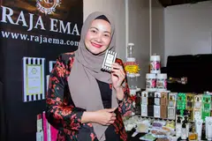 Raja Ema enggan anak-anak dicap derhaka hanya kerana tidak melawat bapa mereka, Sheqal, yang dari dahulu tidak begitu dikenali bahkan tidak rapat dengan mereka.