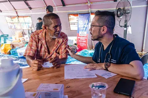 Menurut Dr Mohamad Fahamy Koenitz Iskandar (kanan), antara penyakit yang mereka rawat termasuk penyakit pernafasan, masalah kulit akibat pendedahan kepada air banjir kotor, dan penyakit kronik seperti kencing manis dan tekanan darah tinggi.