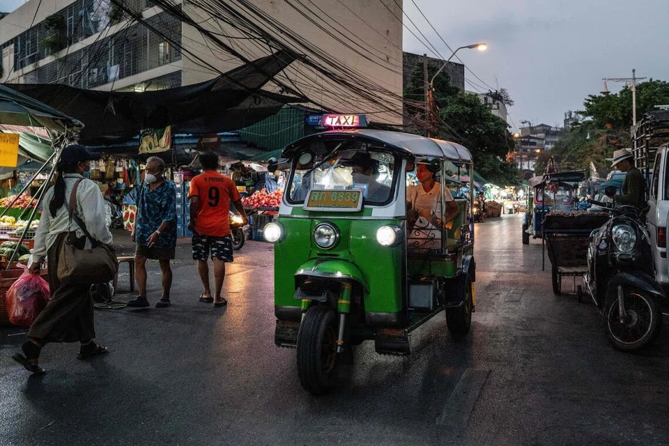 Sebuah tuk tuk melalui deretan gerai buah-buahan di Pasar Mahanak, Bangkok pada awal 20 April 2026, ketika Thailand mengumumkan rancangan membina projek  “jambatan darat” bernilai kira-kira S$40 bilion bagi memintas Selat Melaka.