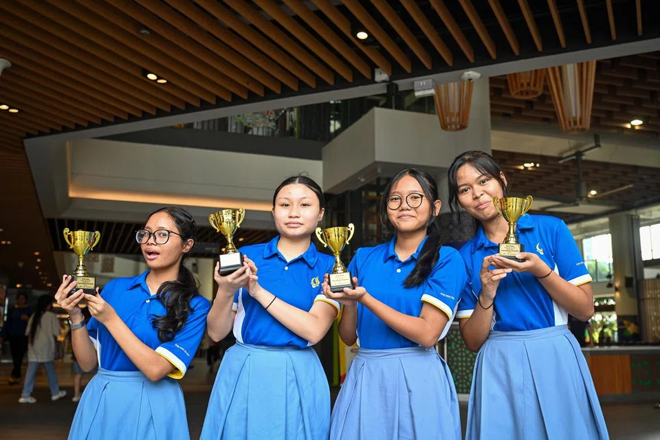 Kumpulan pemenang bagi kategori sekolah menengah, Kelab Wanita Berwawasan, diwakili oleh (dari kiri) Anggun Quraisyah Zulfkeflee, Nasha Nor Eliza Isrino, Nour Ryiesha Ezzaty Muhammad Syarril dan Nur Asyura Muhammad Amin. Mereka mewakili Sekolah Menengah Commonwealth dalam peraduan itu.