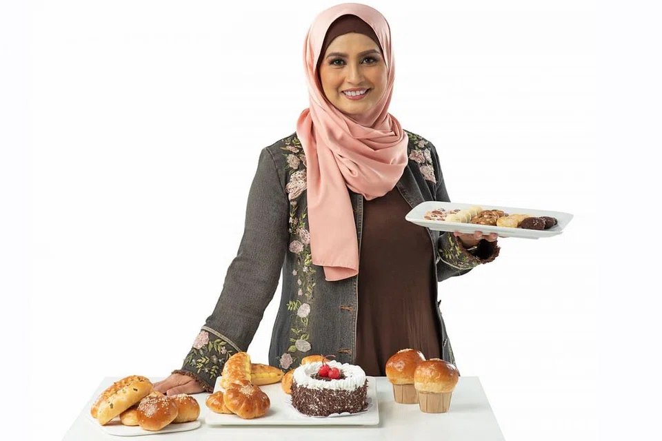 TIDAK LOKEK KONGSI TIP: Cef Siti Mastura Alwi antara lain turut mengajar sekumpulan ibu daripada Persatuan Ain untuk menghasilkan biskut dan 'brownie' menggunakan doh yang telah siap diadun. - Foto ihsan CHEF SITI MASTURA ALWIE