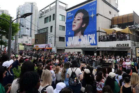 Antara peminat tegar BTS berkumpul di bandar Seoul, Korean Selatan untuk meraikan anggota kumpulan BTS yang dilepaskan daripada perkhidmatan tentera. 