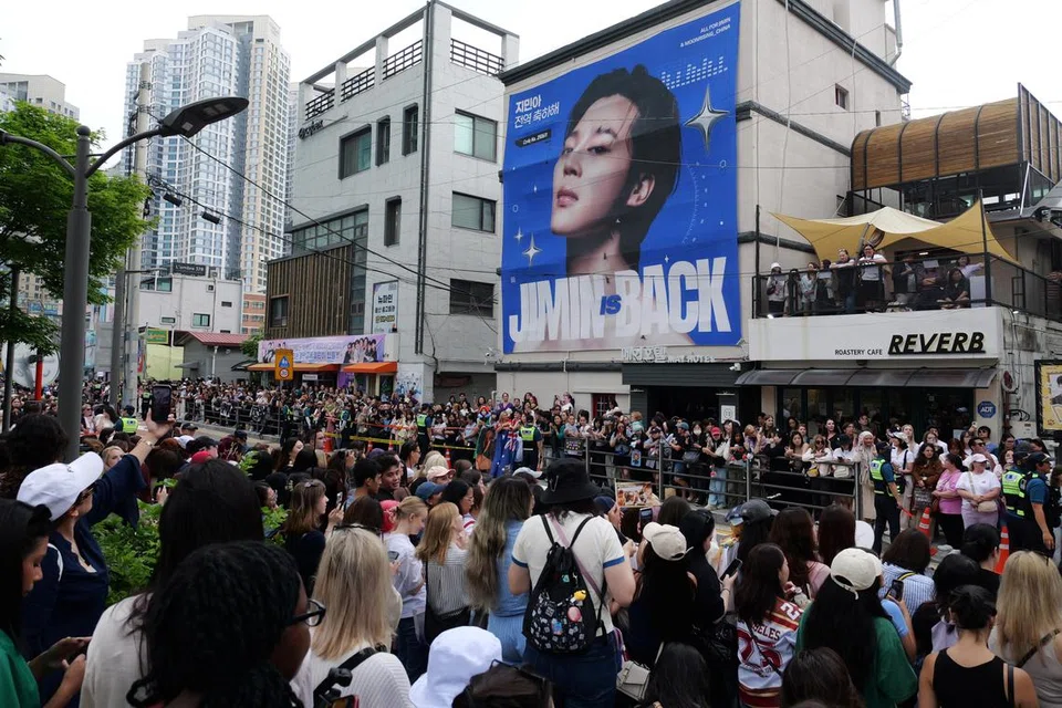 Antara peminat tegar BTS berkumpul di bandar Seoul, Korean Selatan untuk meraikan anggota kumpulan BTS yang dilepaskan daripada perkhidmatan tentera. 