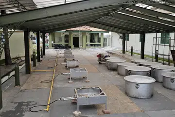 Peralatan yang perlu disediakan untuk memasak  bubur masjid di pekarangan Masjid Jamae Chulia.