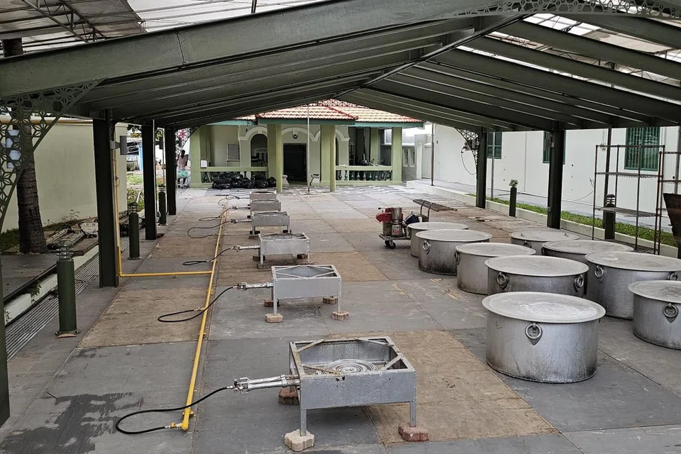 Peralatan yang perlu disediakan untuk memasak  bubur masjid di pekarangan Masjid Jamae Chulia.