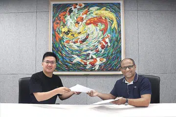 LUASKAN JARINGAN NIAGA: Pengerusi Eksekufi yang juga Ketua Pegawai Eksekutif (CEO) PropNex, Encik Ismail Gafoor (kanan), bersama Encik Alan Neo, yang mengetuai perniagaan PropNex di Kemboja. - Foto PROPNEX