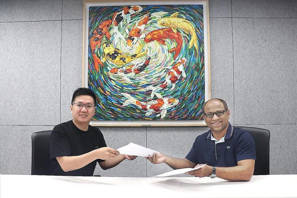 LUASKAN JARINGAN NIAGA: Pengerusi Eksekufi yang juga Ketua Pegawai Eksekutif (CEO) PropNex, Encik Ismail Gafoor (kanan), bersama Encik Alan Neo, yang mengetuai perniagaan PropNex di Kemboja. - Foto PROPNEX