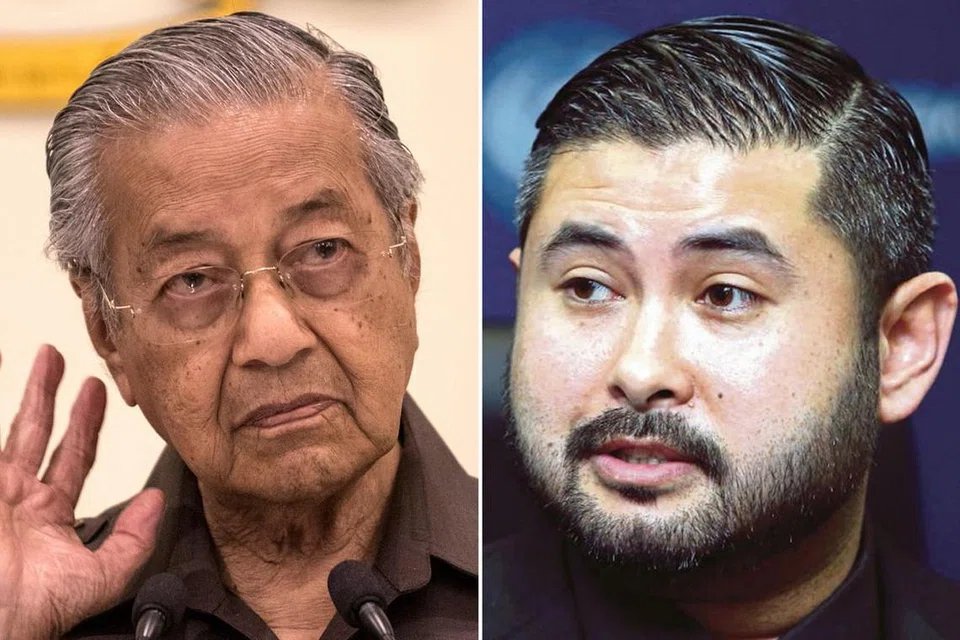 PERSELISIHAN: Tun Dr Mahathir Mohamad (kiri), menyifatkan kedudukan Putera Mahkota Johor, Tunku Ismail Sultan Ibrahim, sebagai sesuatu yang "tidak kekal" dan boleh diubah berbanding kedudukan beliau yang melalui undian rakyat. - Foto EPA-EFE, BERITA HARIAN MALAYSIA