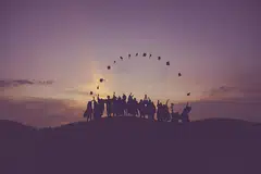 Melangkah ke fasa baru selepas tamat pengajian, lulusan perlu menggalas tanggungjawab mengurus kewangan dan membina kekayaan sendiri, dengan langkah pertama memastikan hutang pengajian diselesaikan seawal mungkin.