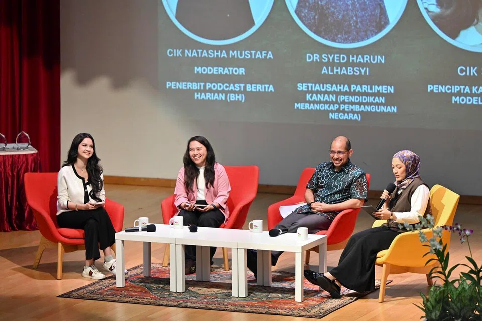 Setiausaha Parlimen Kanan (Pendidikan merangkap Pembangunan Negara), Dr Syed Harun Alhabsyi (dua dari kanan), menyertai sesi podcast secara langsung bertajuk ‘Melayu atau meLAYU: Bahasa Melayu dalam Dunia Moden’ yang mengupas penggunaan bahasa Melayu dalam era media sosial sempena pertandingan sulung Piala Podcast pada 4 Julai. Panel itu turut disertai pencipta kandungan, Cik Sofia Daud (kiri) serta pengasas bersama Meja Conteng, Cik Nur Aisyah Lyana Mohamed Satria (dua dari kiri).