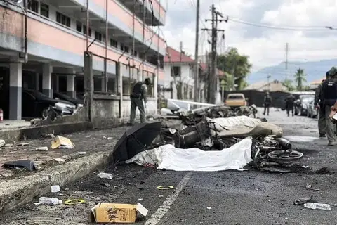 Letupan berlaku sekitar 10 pagi di tepi jalan di hadapan bangunan kediaman balai polis Bannang Sata, mengakibatkan seorang wanita terbunuh dan 18 cedera.