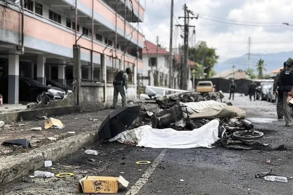 Letupan berlaku sekitar 10 pagi di tepi jalan di hadapan bangunan kediaman balai polis Bannang Sata, mengakibatkan seorang wanita terbunuh dan 18 cedera.