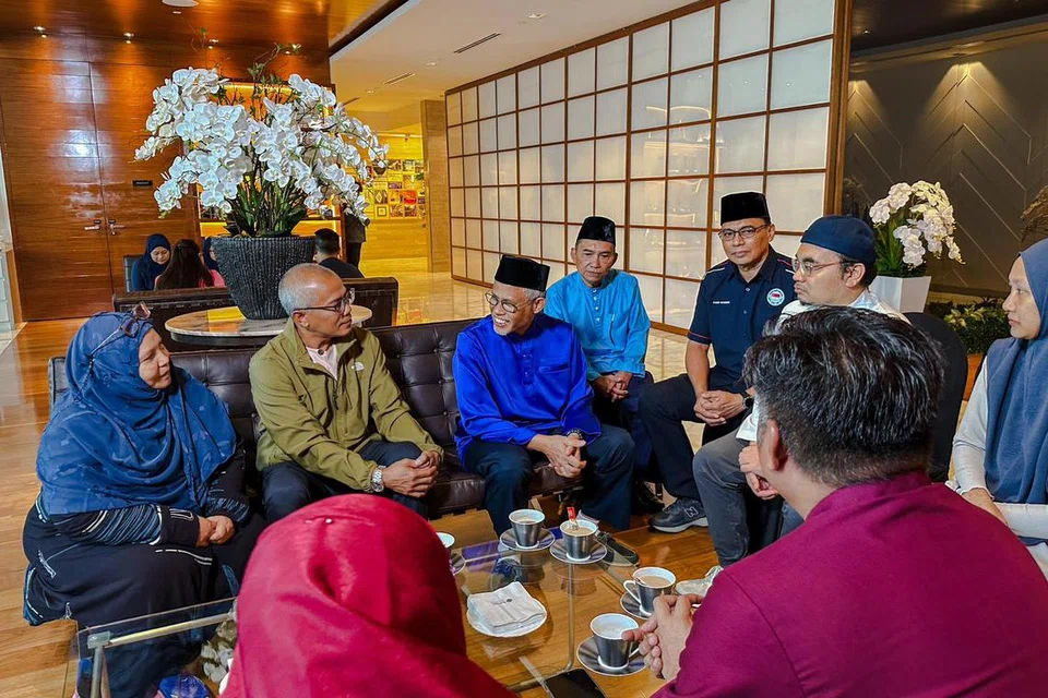 Menteri Bertanggungjawab bagi Ehwal Masyarakat Islam, Encik Masagos Zulkifli Masagos Mohamad (tiga dari kiri) berbual mesra dengan jemaah haji, antaranya (dari kiri) Cik Fazilah Md Daud, Encik Muhammad Taib Asmori, Cik Nora Abdul Gani (paling kanan) dan Encik Azahar Mohammad (dua dari kanan) pada 10 Mei. Mereka disertai Ketua Eksekutif Majlis Ugama Islam Singapura (Muis), Encik Kadir Maideen (tiga dari kanan) dan Presiden Muis, Encik Mohd Sa’at Abdul Rahman (empat dari kanan).