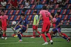ADA TANDA POSITIF: Pemain Singapura Glenn Kweh (dua dari kiri) ketika beraksi dalam perlawanan kelayakan Piala Asia U23 menentang Korea Selatan di Stadium Jalan Besar kelmarin. - Foto BH oleh KEVIN LIM