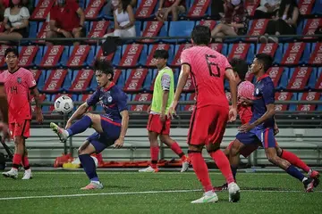 ADA TANDA POSITIF: Pemain Singapura Glenn Kweh (dua dari kiri) ketika beraksi dalam perlawanan kelayakan Piala Asia U23 menentang Korea Selatan di Stadium Jalan Besar kelmarin. - Foto BH oleh KEVIN LIM