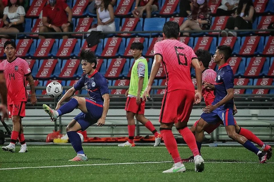 ADA TANDA POSITIF: Pemain Singapura Glenn Kweh (dua dari kiri) ketika beraksi dalam perlawanan kelayakan Piala Asia U23 menentang Korea Selatan di Stadium Jalan Besar kelmarin. - Foto BH oleh KEVIN LIM