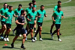 MASIH ADA HARAPAN: Pasukan Australia (gambar atas) masih berharap untuk melangkah ke peringkat selanjutnya apabila bertemu Peru malam ini. - Foto AFP