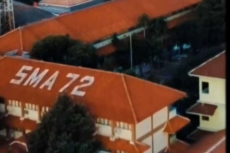 Sekolah Menengah Atas Negeri 72 (SMAN 72), yang berada dalam kompleks perumahan Tentera Laut di Kelapa Gading, Jakarta Utara.