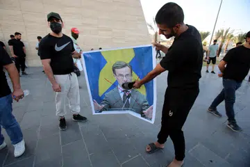 BANTAHAN: Potret Perdana Menteri Sweden, Encik Ulf Kristersson, dirobek penunjuk perasaan di Iraq dan diarak bagi menunjukkan bantahan mereka berikutan perbuatan membakar kitab suci Al-Quran di Stockholm. 