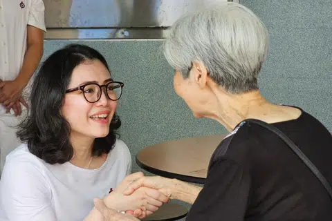 Mantan Presiden Persatuan Pemudi Islam Singapura (PPIS), Cik Hazlina Abdul Halim, bertegur sapa dengan penduduk pada 22 Mac.