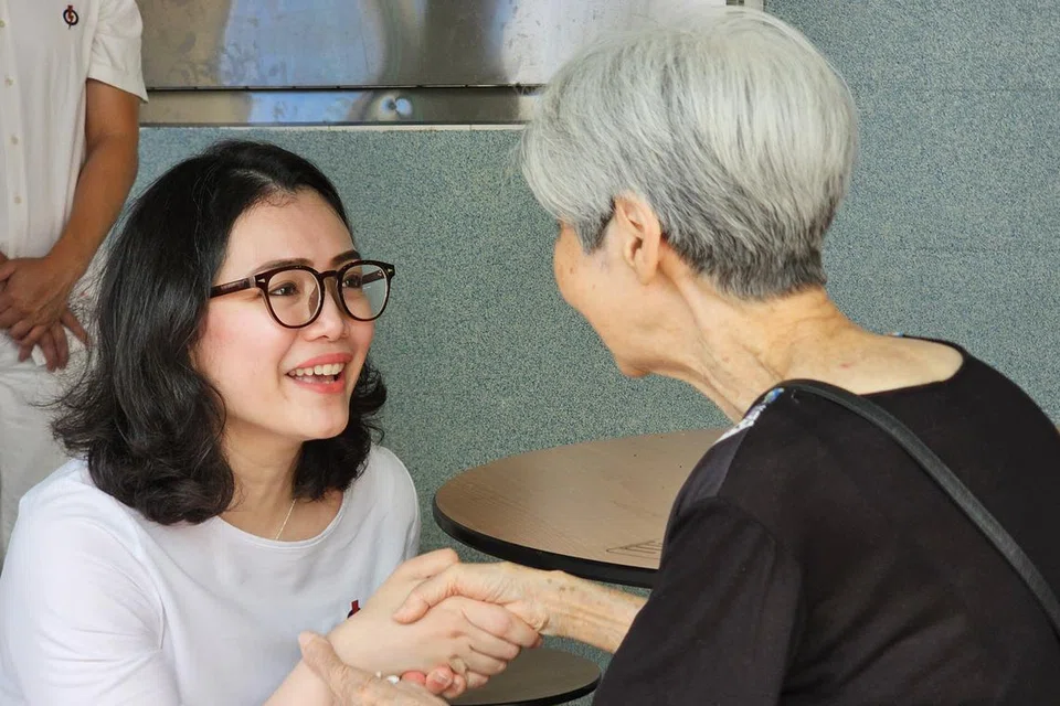 Mantan Presiden Persatuan Pemudi Islam Singapura (PPIS), Cik Hazlina Abdul Halim, bertegur sapa dengan penduduk pada 22 Mac.