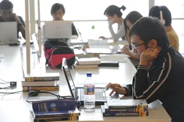 Pengguna Wireless@SG di Perpustakaan Negara.