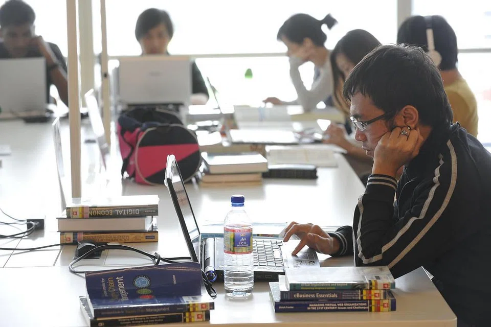 Pengguna Wireless@SG di Perpustakaan Negara.