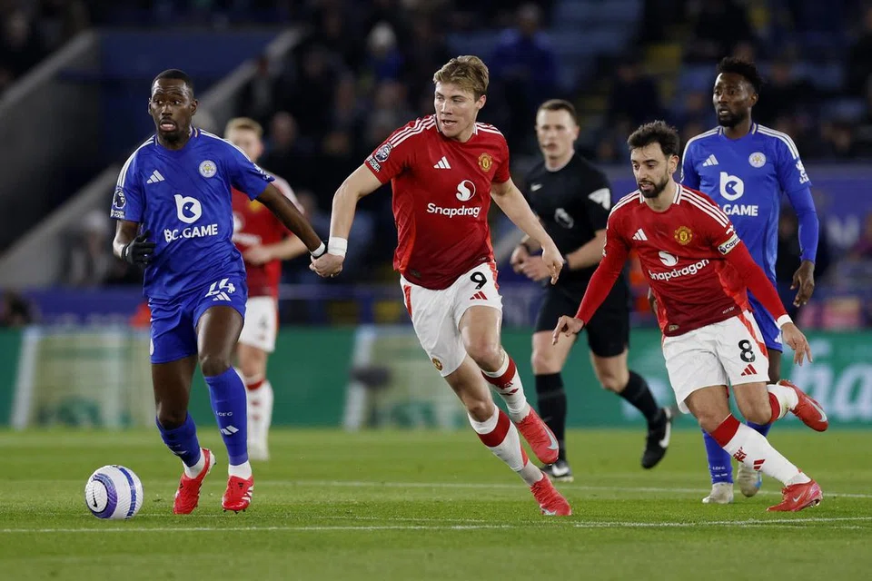 Rasmus Hojlund (tiga dari kiri) menjaringkan gol pertamanya sejak pertengahan Disember.