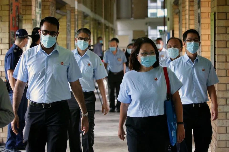 CALON WP GRC ALJUNIED: (dari kiri) Encik Pritam Singh, Encik Leon Pereira, Cik Sylvia Lim, Encik Faisal Manap, dan Encik Gerald Giam berjalan keluar dari dewan di Sekolah Menengah Deyi semalam. - Foto BH oleh KEVIN LIM