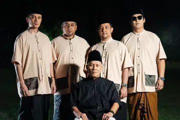 Fauzie Laily (kiri) telah menghasilkan koleksi baju Raya dengan elemen ‘streetwear’ (pakaian jalanan) dalam masa tiga bulan. 