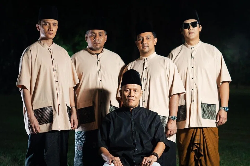 Fauzie Laily (kiri) telah menghasilkan koleksi baju Raya dengan elemen ‘streetwear’ (pakaian jalanan) dalam masa tiga bulan. 