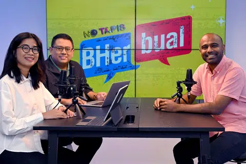 AP GRC West Coast–Jurong West, Dr Hamid Razak (kanan), dalam podcast BHerbual Berita Harian bersama Koresponden BH, Encik Anwar Saleh dan wartawan, Cik Shiqin Ramadan.
