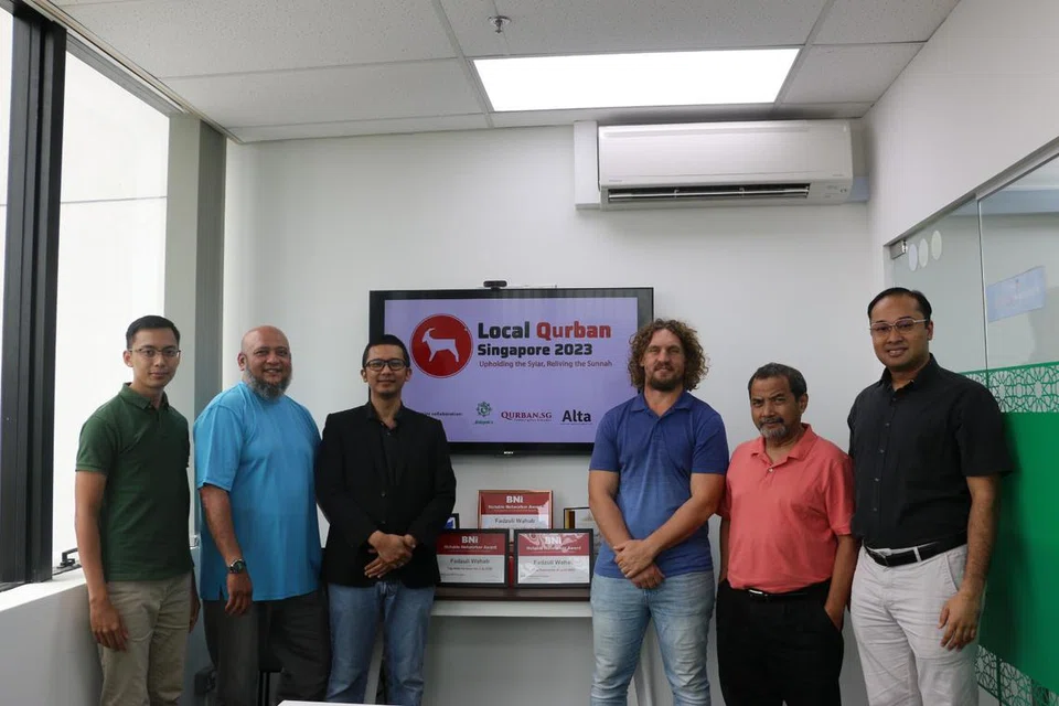 GANDING BAHU: Syarikat Aaliyah’s Pte Ltd dengan kerjasama KhidmahSG Pte Ltd dan Alta Food dan Agriculture Pte Ltd menawarkan khidmat ibadah korban setempat, di mana penyembelihan kambing korban bakal diadakan di Masjid Petempatan Melayu Sembawang dan Masjid Al-Firdaus. (Dari kiri): Encik Khairul Anwar, KhidmahSG Pte Ltd; Encik Rafee Eunos, Aaliyah’s Pte Ltd; Encik Fadzuli Wahab, KhidmahSG Pte Ltd; Dr Michael Patching. ALTA Food & Agriculture Pte Ltd; Encik Zakaria Abdul Gapor, Aaliyah’s Pte Ltd; dan Encik Fazli Mansor - KhidmahSG Pte Ltd