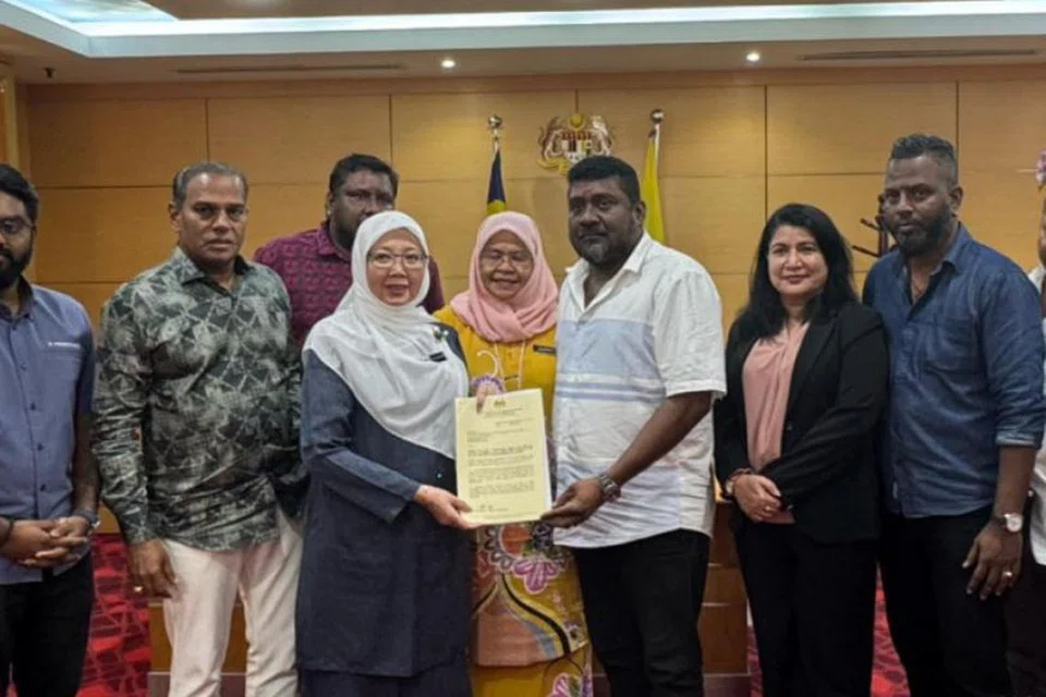 Menteri di Jabatan Perdana Menteri (Wilayah Persekutuan), Datuk Seri Dr Zaliha Ismail (tiga dari kiri) selepas mengadakan perbincangan dengan Jawatankuasa Kuil Dewi Sri Pathrakaliamman di Jalan Masjid India, Kuala Lumpur, mengenai pemindahan tapak rumah ibadat penganut Hindu itu.