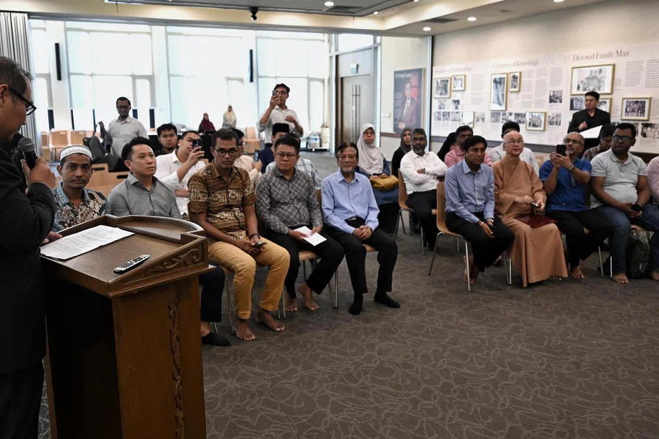HULUR DERMA: Badan berbilang agama turut serta dalam Acara Sokongan Organisasi bagi Kempen Bantuan Kemanusiaan untuk Gaza RLAF di Masjid Yusof Ishak. Ketua Pegawai Eksekutif (CEO) RLAF, Encik Faizal Othman, lahirkan rasa besar hati dan terharu dengan sumbangan yang diberi masyarakat Singapura.