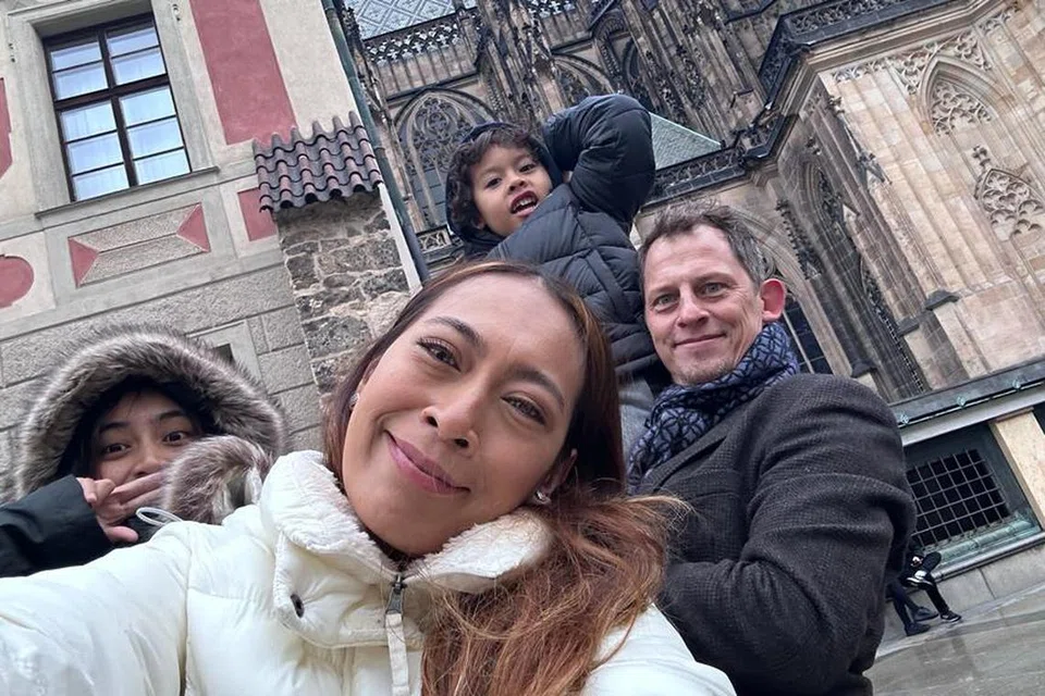 POTRET KELUARGA: Menurut Cik Sofea (depan), gambar ‘selfie’ ini menunjukkan anak-anaknya Amirah Qystina Azman, 15 tahun (kiri); Josh Aidan Tariq Vendel, lima tahun; dan suaminya Encik Peter Vendel, 47 tahun, diambil sekitar 25 minit sebelum kejadian tembakan itu berlaku di Prague.