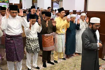 Mufti Dr Nazirudin Mohd Nasir (paling kanan) menjadi imam solat Aidilfitri di Masjid Omar Kampong Melaka pada 10 April. Turut hadir ialah (dari kiri) Ketua Eksekutif Muis, Encik Kadir Maideen; Presiden Muis, Encik Saat Abdul Rahman; Menteri Bertanggungjawab bagi Ehwal Masyarakat Islam, Encik Masagos Zulkifli Masagos Mohamad; dan Pengerusi Masjid Omar Kampong Melaka, Ustaz Mohammad Yusri Yubhi Md Yusoff.