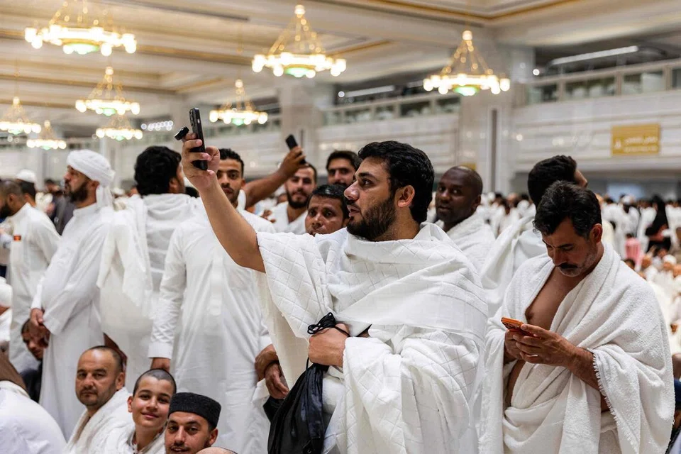 Jemaah Muslim yang menunaikan ibadah Umrah berkumpul di kompleks Masjidil Haram di kota suci Mekah, Arab Saudi pada 20 Mac 2026 bagi menunaikan solat awal pagi Hari Raya Aidilfitri yang menandakan berakhirnya bulan Ramadan. 